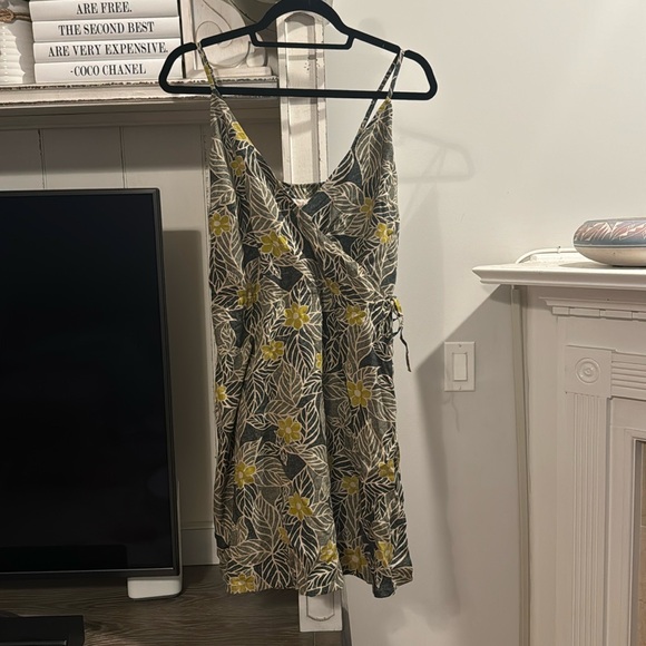 MAKE AN OFFER 🍃 Lightweight Pataloha®™ Floral Wrap Dress - Picture 2 of 6